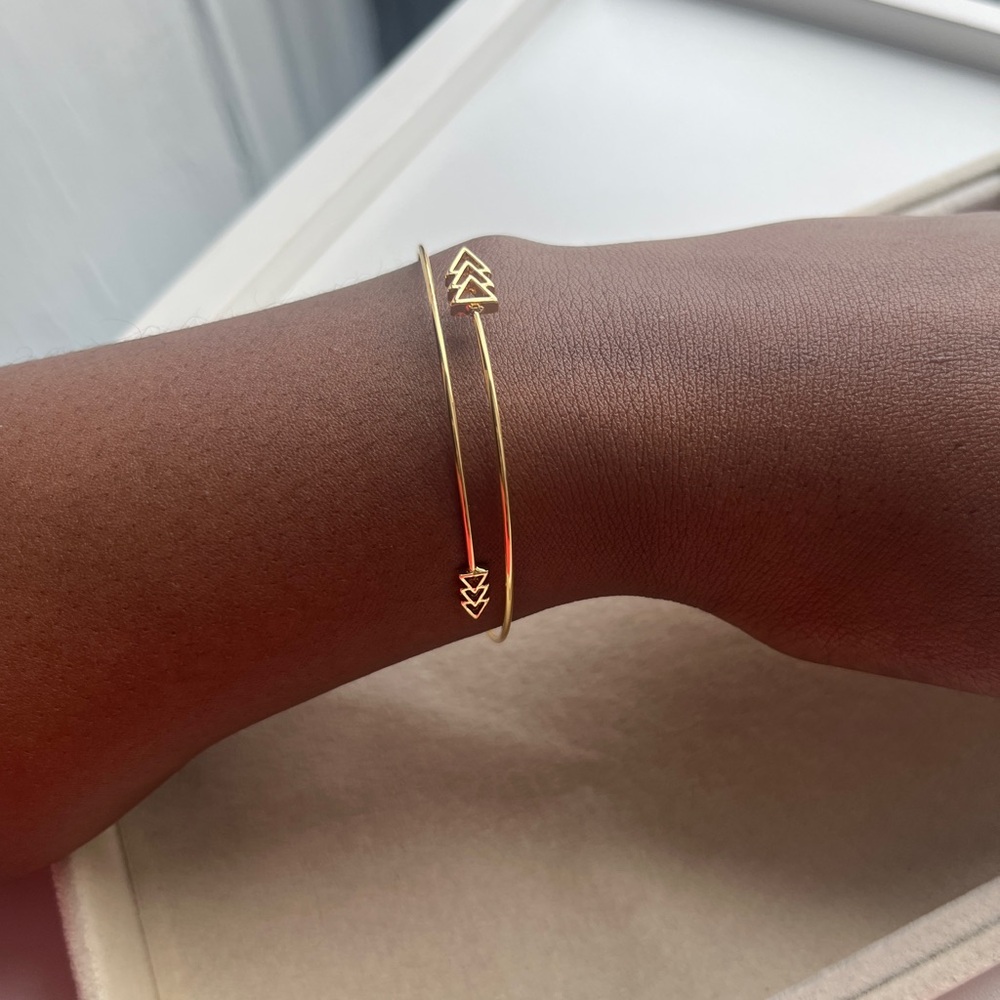 Elegant Gold Arrow Bracelet